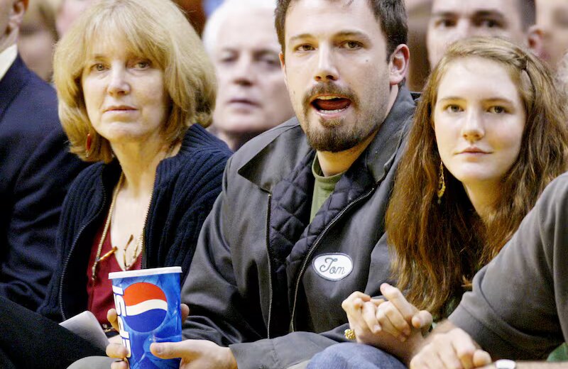 ben-affleck-se-emociona-e-diz-que-defesa-da-palestina-foi-a-causa-da-vida-de-sua-mae