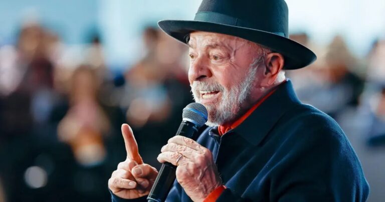 atlas/bloomberg:-lula-lidera-todos-os-cenarios-de-2o-turno-e-tem-44,9%-no-1o