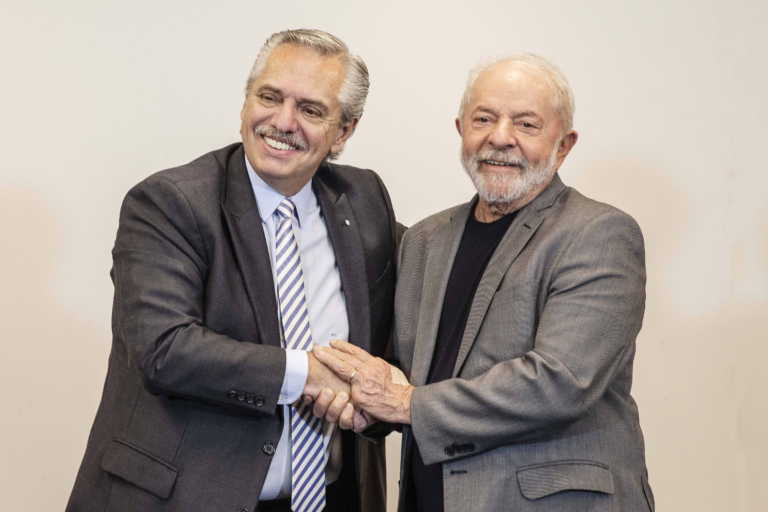 ex-presidente-da-argentina-detona-milei-por-ataque-a-lula:-“desequilibrado”