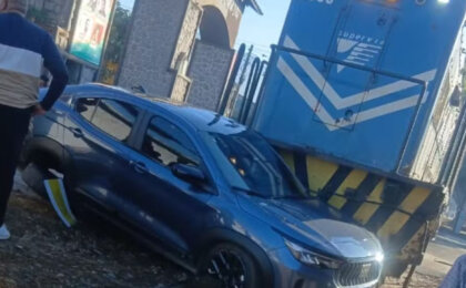 em-guapimirim,-carro-invade-linha-ferrea-e-e-atingido-por-trem
