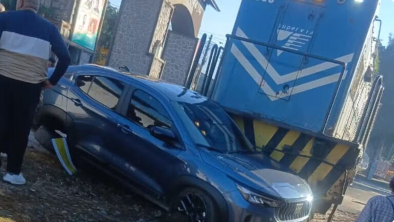 em-guapimirim,-carro-invade-linha-ferrea-e-e-atingido-por-trem