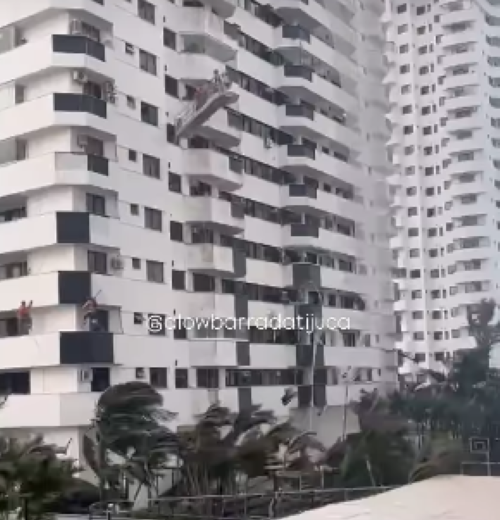 andaime-fica-a-deriva-durante-vendaval-na-barra-da-tijuca;-veja