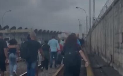 passageiros-andam-nos-trilhos-apos-vendaval-parar-o-metro;
