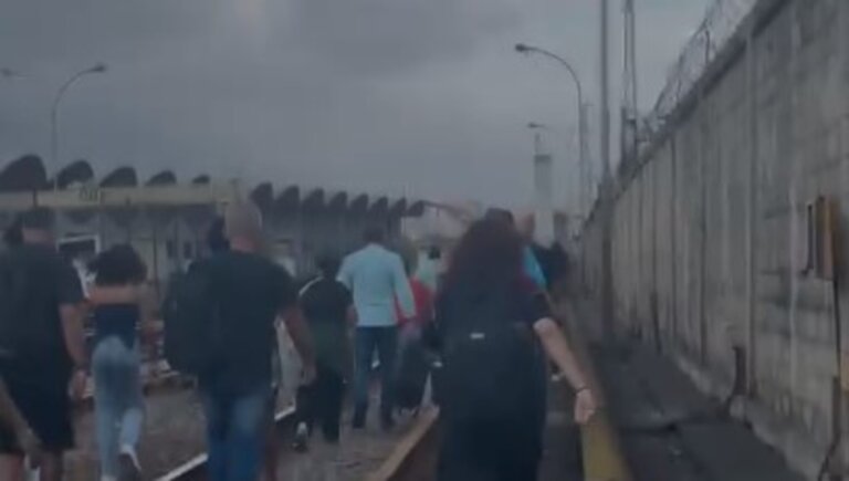passageiros-andam-nos-trilhos-apos-vendaval-parar-o-metro;