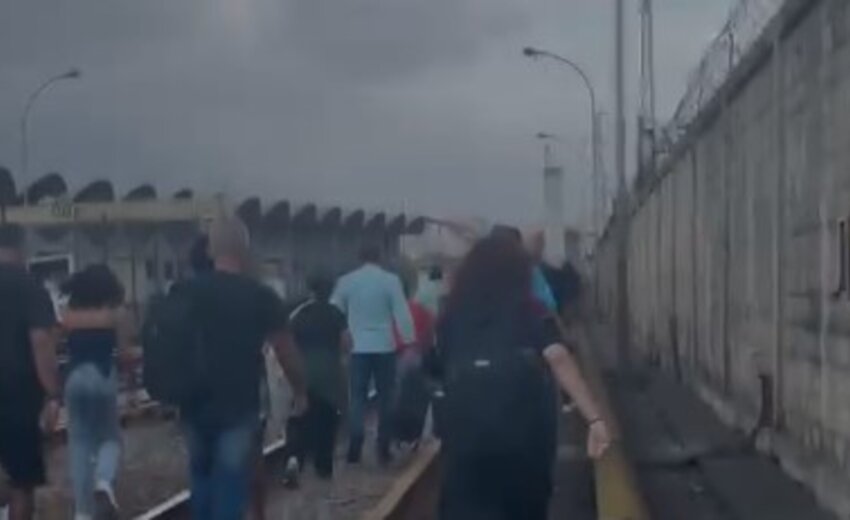 passageiros-andam-nos-trilhos-apos-vendaval-parar-o-metro;