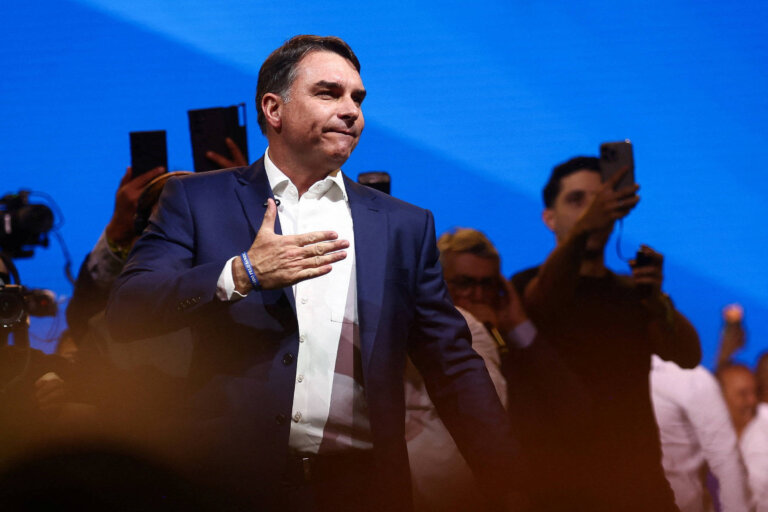 enviados-de-trump-barrados-pelo-brasil-planejavam-encontro-com-flavio-bolsonaro