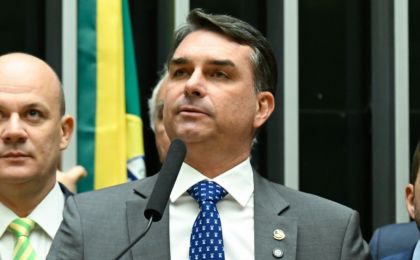 em-lista-da-interpol,-por-que-flavio-bolsonaro-pode-ser-incluido
