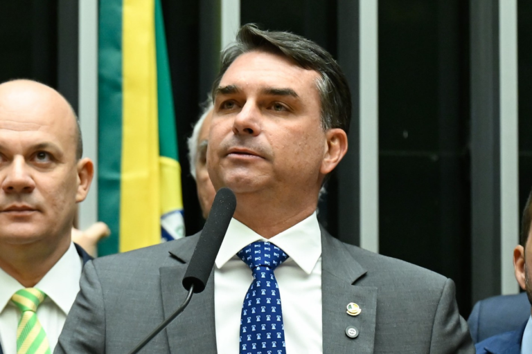 em-lista-da-interpol,-por-que-flavio-bolsonaro-pode-ser-incluido