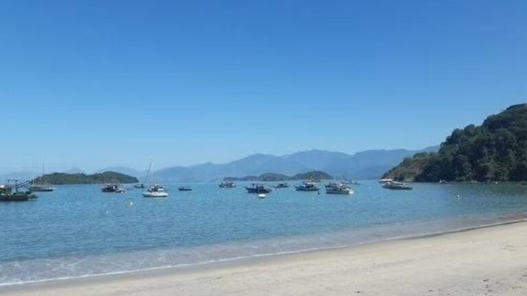 o-corpo-de-bombeiros-encontrou,-nesta-quinta-feira-(30),-um-corpo-na-regiao-de-tarituba,-em-paraty,-na-cost…