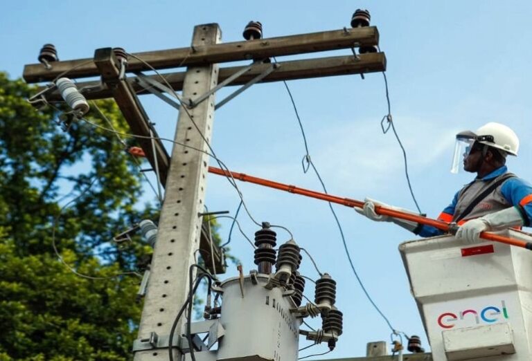 niteroi-ainda-tem-quase-20-mil-imoveis-sem-energia-mais-de-20-horas-apos-vendaval