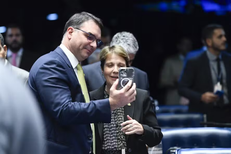tereza-cristina-aceita-convite-para-ser-vice-de-flavio-bolsonaro,-dizem-aliados