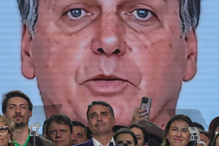 flavio-diz-que-campanha-“estudou-a-lei”-antes-de-usar-ia-de-bolsonaro-na-convencao