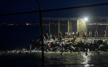 videos:-milhares-de-migrantes-deixam-o-marrocos-rumo-a-espanha;-18-morrem-afogados