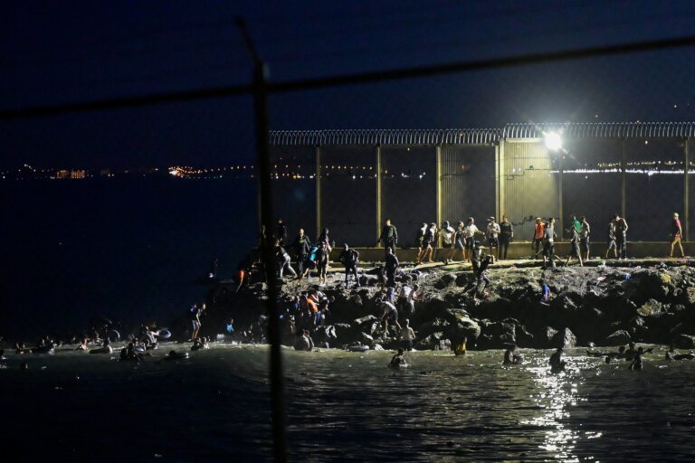 videos:-milhares-de-migrantes-deixam-o-marrocos-rumo-a-espanha;-18-morrem-afogados
