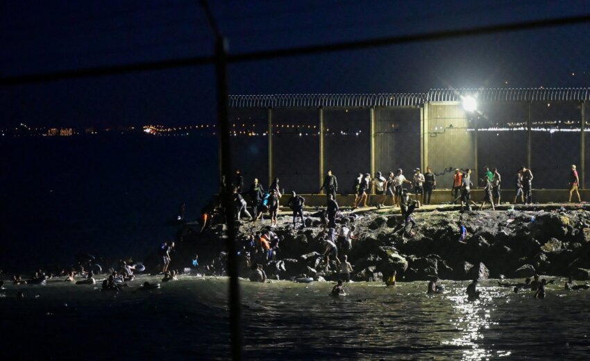 videos:-milhares-de-migrantes-deixam-o-marrocos-rumo-a-espanha;-18-morrem-afogados