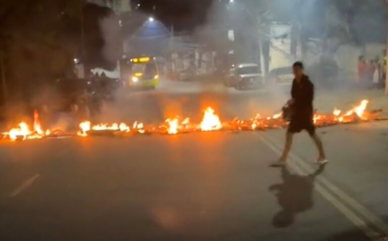 moradores-de-inoa-bloqueiam-estrada-em-protesto-por-mais-de-24-horas-sem-energia