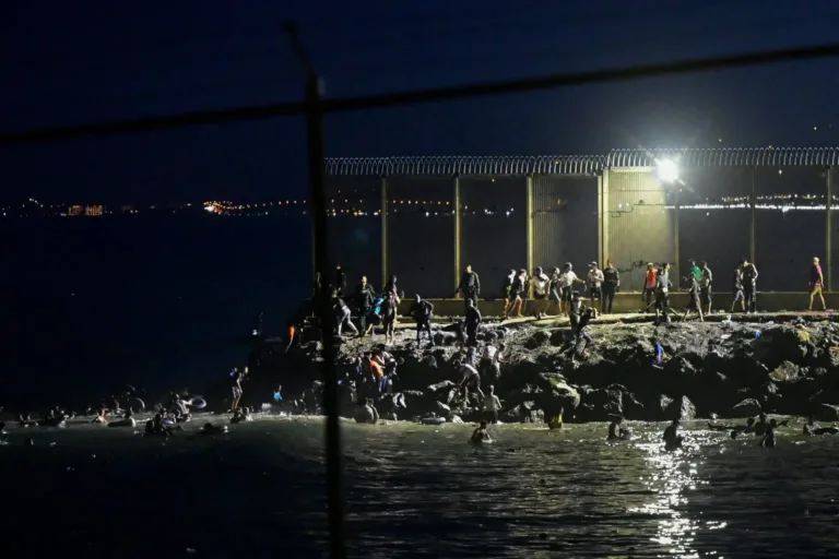 milhares-de-migrantes-deixam-o-marrocos-rumo-a-espanha;-18-morrem-afogados