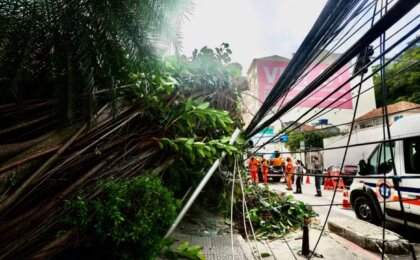 quase-400-mil-imoveis-ainda-sem-energia-no-rj-com-os-ventos-acima-de-100-km/h,-informam-light-e-enel