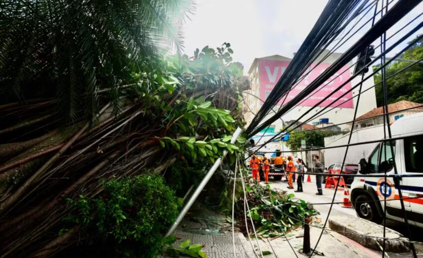 quase-400-mil-imoveis-ainda-sem-energia-no-rj-com-os-ventos-acima-de-100-km/h,-informam-light-e-enel