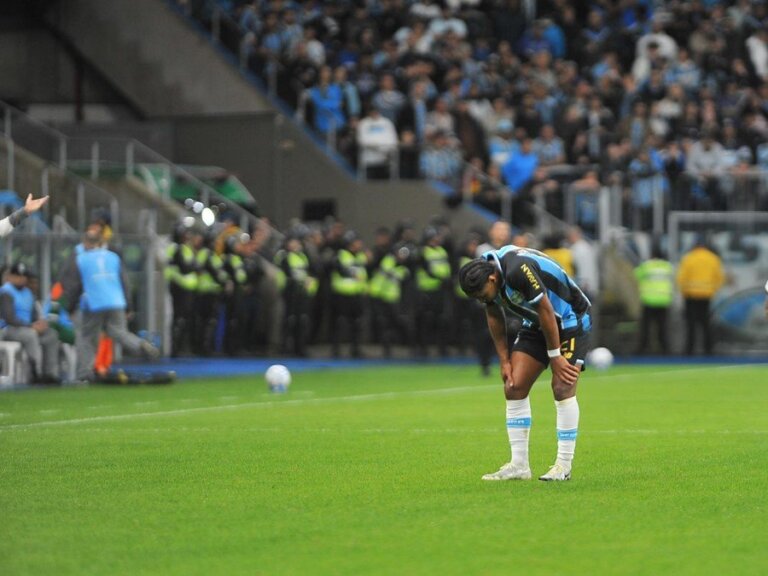 jogador-do-gremio-durante-jogo.