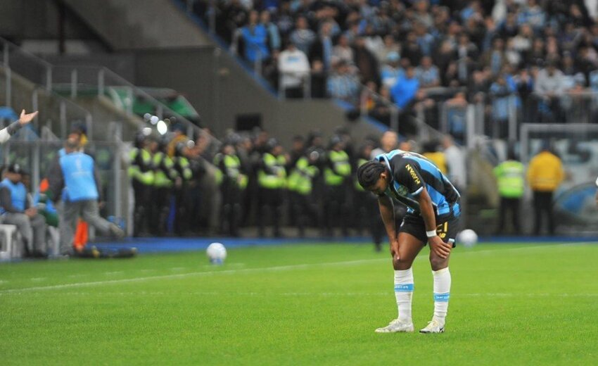 jogador-do-gremio-durante-jogo.