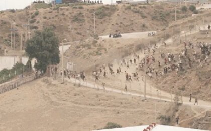 espanha-usa-bombas-de-gas-para-conter-nova-onda-de-migrantes-em-ceuta-apos-chegada-de-60-mil-pessoas-em-24h