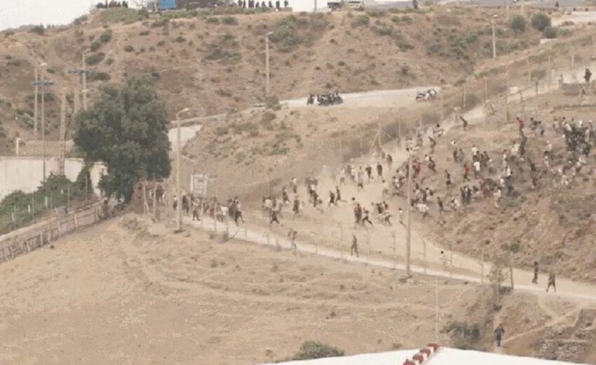 espanha-usa-bombas-de-gas-para-conter-nova-onda-de-migrantes-em-ceuta-apos-chegada-de-60-mil-pessoas-em-24h