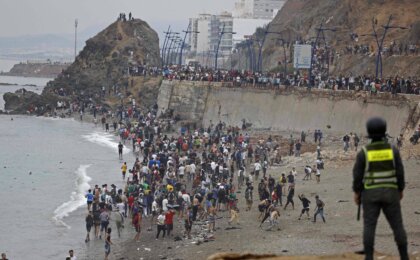 cerca-de-60-mil-migrantes-cruzam-fronteira-de-ceuta,-e-espanha-reforca-seguranca