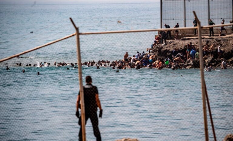 em-massa-em-ceuta,-mais-de-37-mil-migrantes-retornam-a-marrocos-apos-entrada