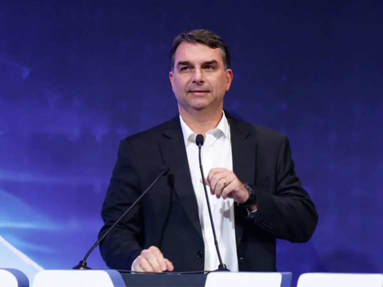 alguem-explica?-flavio-bolsonaro-diz-nao-entender-por-que-mulheres-preferem-lula