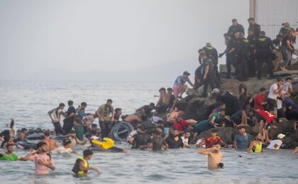 em-meio-a-crise-com-imigrantes-em-ceuta,-italia-suspende-livre-circulacao-com-espanha