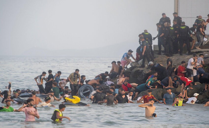 em-meio-a-crise-com-imigrantes-em-ceuta,-italia-suspende-livre-circulacao-com-espanha