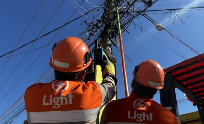 mais-de-40-mil-imoveis-seguem-sem-luz-dois-dias-apos-vendaval-no-rio