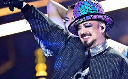 boy-george-fica-fora-de-musical-apos-negar-genocidio-em-gaza;-entenda