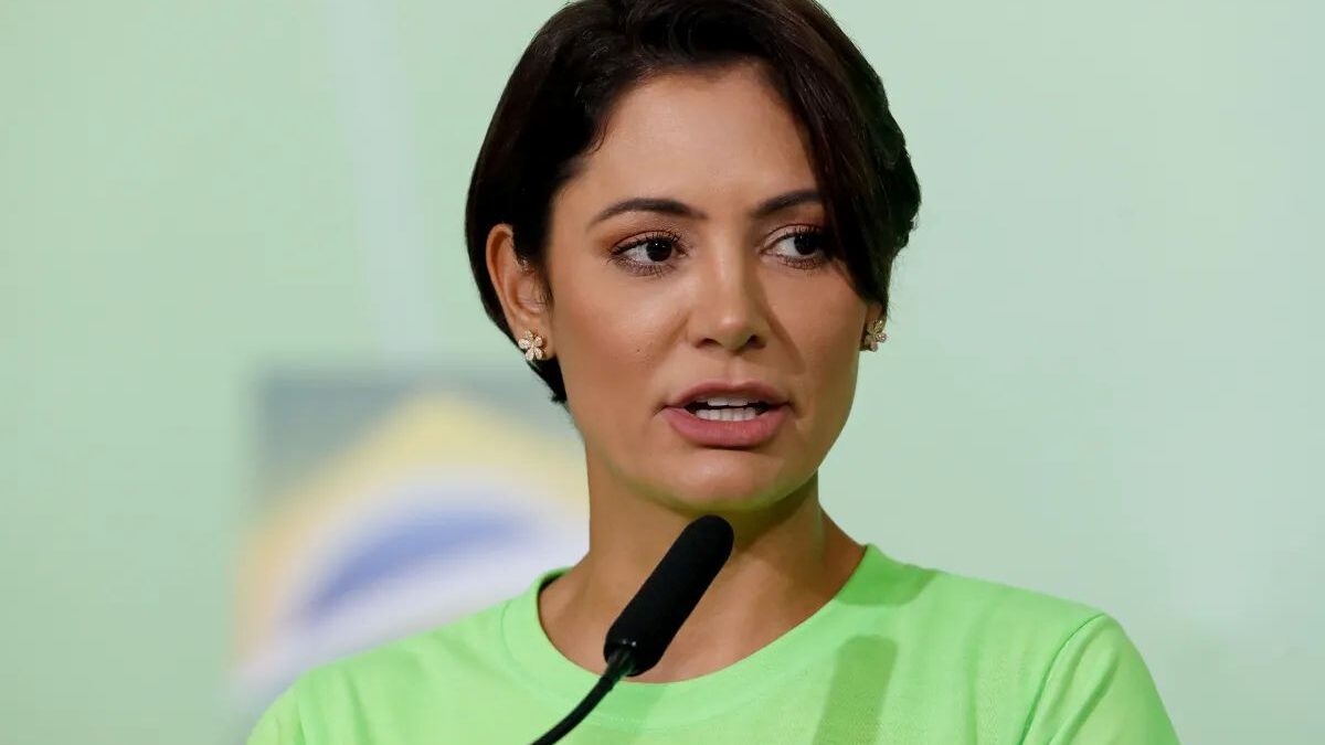 Michelle Bolsonaro Pondera Deixar o PL Após Conflito com Flávio Bolsonaro