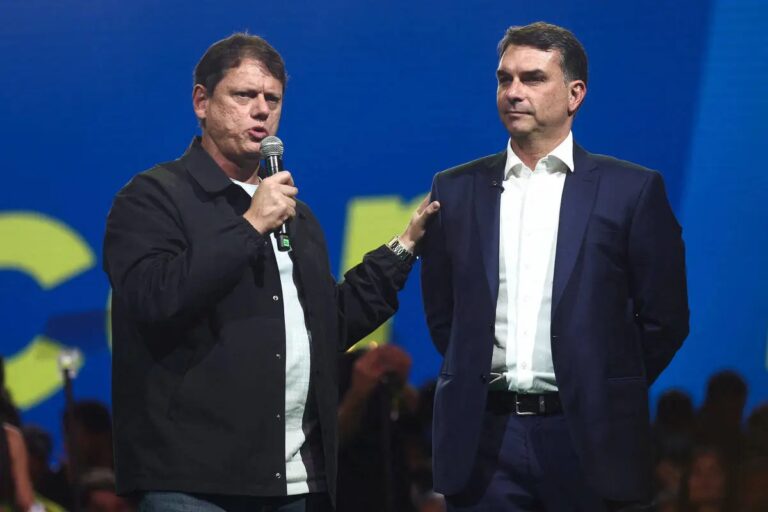 o-ultimo-apelo-de-flavio-bolsonaro-a-tarcisio-para-evitar-o-isolamento-eleitoral