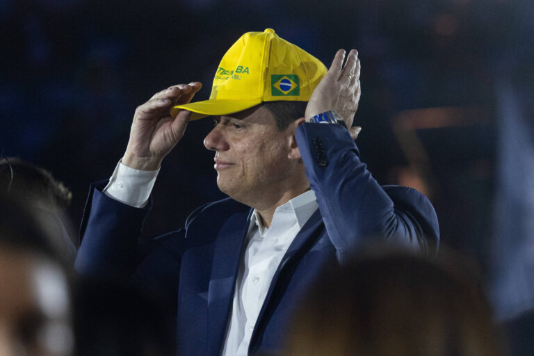 em-lancamento-de-candidatura-esvaziado,-tarcisio-declara-amor-a-bolsonaro
