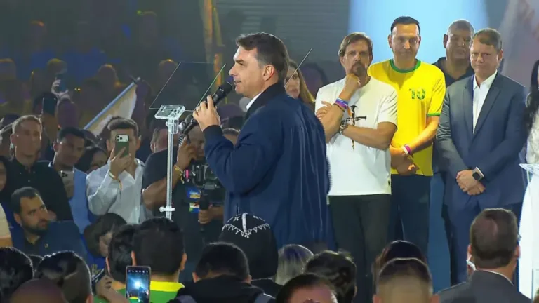 em-ato-do-pl,-flavio-equipara-prisao-de-bolsonaro-a-repressao-do-ai-5
