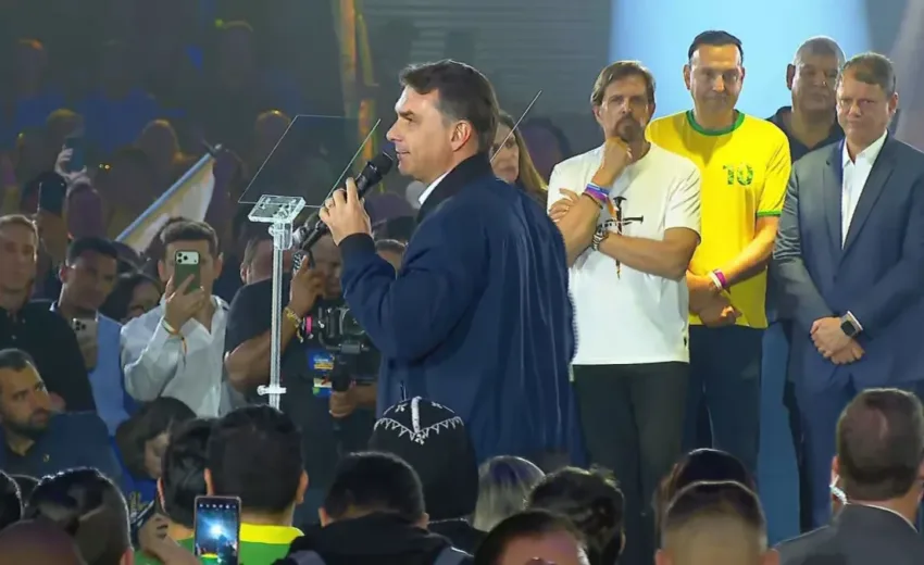 em-ato-do-pl,-flavio-equipara-prisao-de-bolsonaro-a-repressao-do-ai-5