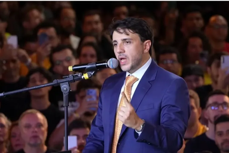 em-congresso,-renan-santos-chama-moro-de-“vassalo”-e-publico-vaia-senador