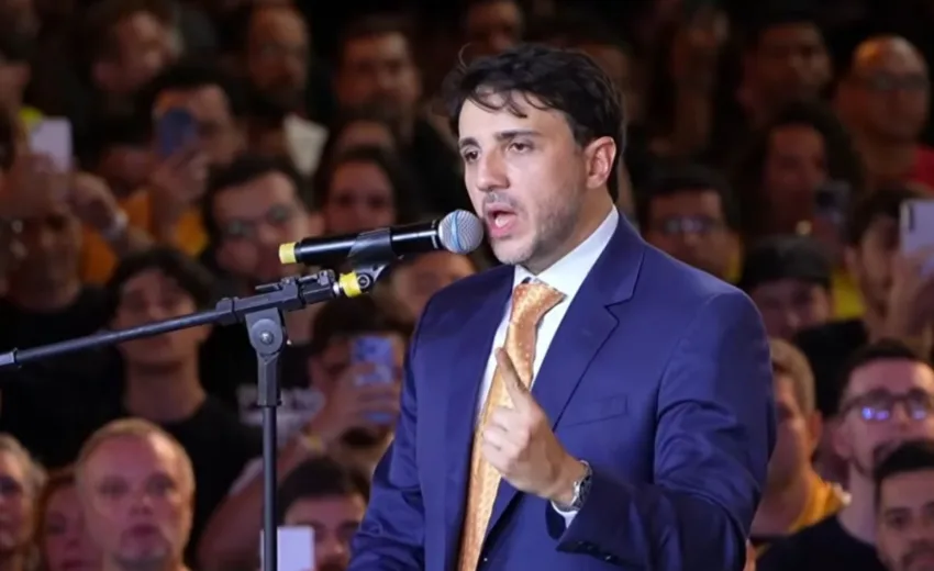 em-congresso,-renan-santos-chama-moro-de-“vassalo”-e-publico-vaia-senador