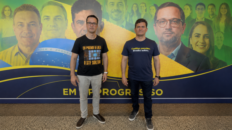 moro-e-dallagnol-posam-com-camisetas-contra-lula-e-stf-e-estampa-do-powerpoint