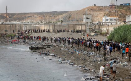 em-ceuta,-ue-convoca-reuniao-de-emergencia-apos-60-mil-migrantes-entrarem