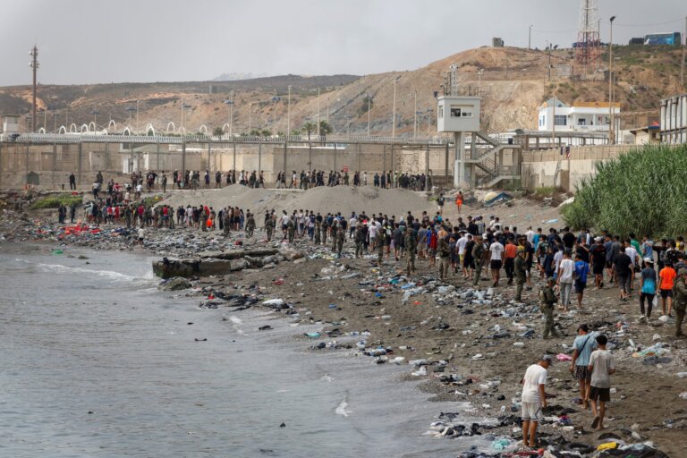 em-ceuta,-ue-convoca-reuniao-de-emergencia-apos-60-mil-migrantes-entrarem