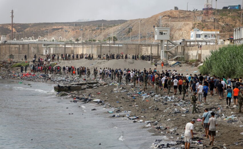 em-ceuta,-ue-convoca-reuniao-de-emergencia-apos-60-mil-migrantes-entrarem