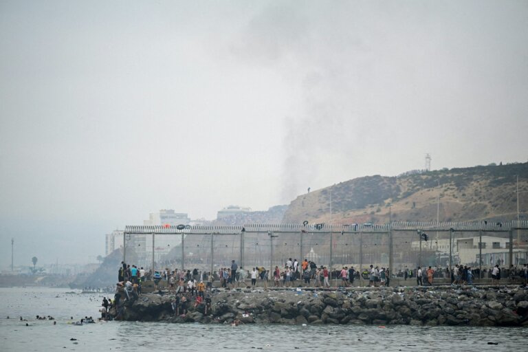 ceuta-registra-72-mortes-apos-chegada-em-massa-de-migrantes;-73,5-mil-deixaram-enclave