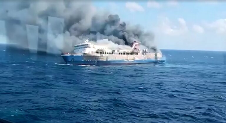 incendio-em-balsa-na-indonesia-deixa-cinco-mortos-e-41-desaparecidos