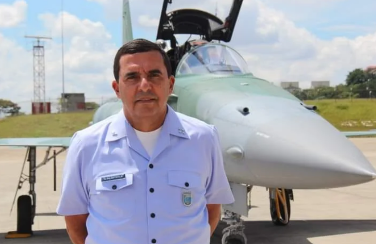 ex-comandante-da-aeronautica-lanca-livro-sobre-tentativa-de-golpe-de-bolsonaro-e-pressao-nos-quarteis