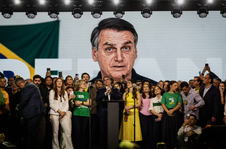 em-convencao-de-flavio-divide-ministros-do-tse,-video-com-ia-de-bolsonaro