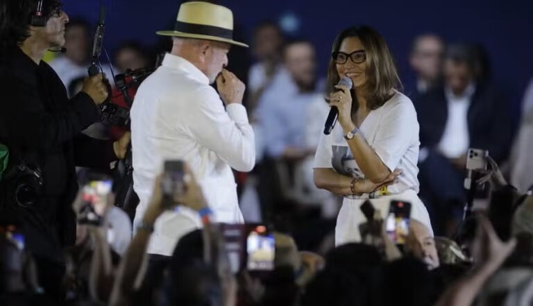 em-discursos-do-pt,-lula-chama-janja-ao-palco-apos-criticar-ausencia-de-mulheres